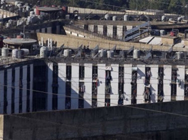 الجيش اللبناني يسيطر على مبنى بسجن رومية