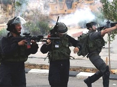 إصابة فلسطينيين اثنين برصاص قوات الاحتلال الإسرائيلي جنوب غزة