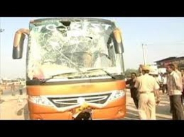 مصرع 21 هنديا حرقا في حادث انقلاب حافلة وسط البلاد