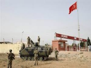 الجيش التركي ينقل مركبات مدرعة إلى الحدود السورية