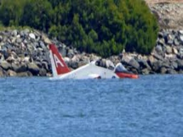 سقوط طائرة أمريكية مقاتلة في البحر بولاية كاليفورنيا