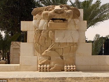 إرهابيو داعش يدمرون تمثالا اثريا ضخما في مدينة تدمر