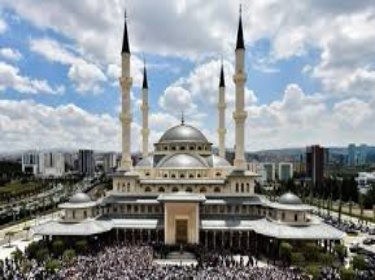 أردوغان يفتتح مسجداً ضخماً داخل قصره