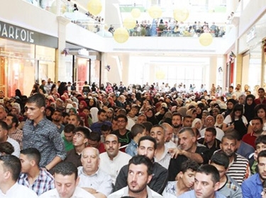 حشود جماهيرية تعطل محاضرة للداعية السعودي محمد العريفي شمال الأردن