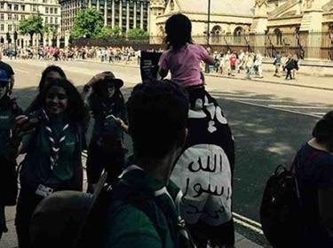 رجل وطفلته يرفعان علم داعش أمام البرلمان البريطاني
