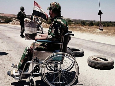 بالصورة: ضابط سوري مصاب يقود المعارك من على الكرسي النقال 