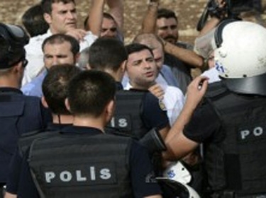 مقتل شابين تركيين.. وشرطة أردوغان توقف مراسل وكالة دوغان للأنباء
