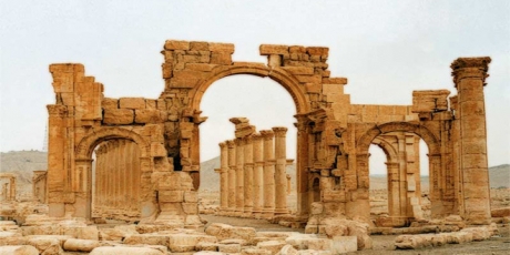 ISIS terrorists blow up Arch of Triumph in Palmyra
