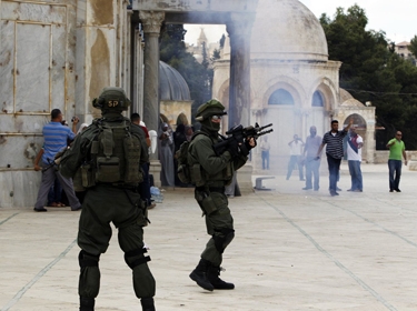 القوات الصهيونية تفرض قيوداً جديدة على دخول الفلسطينيين إلى المسجد الأقصى
