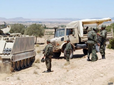 مقتل جنديين تونسيين في اشتباكات مع إرهابيين قرب الحدود الجزائرية