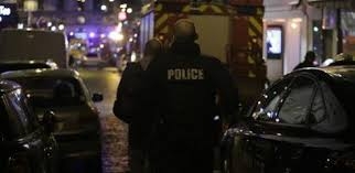 مسلحون يحتجزون رهائن في بلدة روبيه الفرنسية وأنباء عن وقوع إصابات  