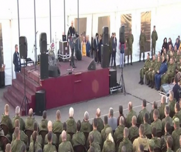 بالفيديو.. الجنود الروس يحضرون حفل غنائي داخل قاعدة حميميم السورية  