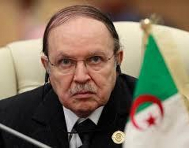 الجزائر تقر دستورا جديدا ينص على عدم تجديد رئاسة بوتفليقة 