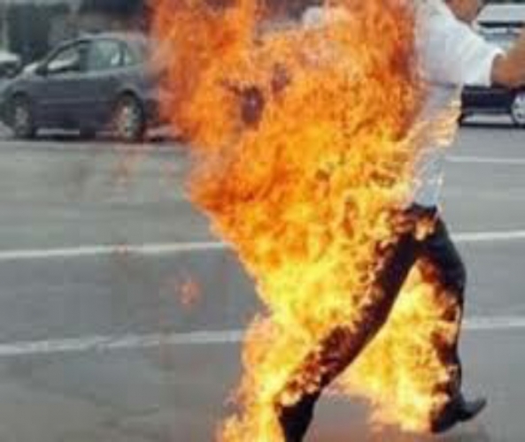 بائع متجول مغربي يحرق نفسه احتجاجاً على تكسير عربته  