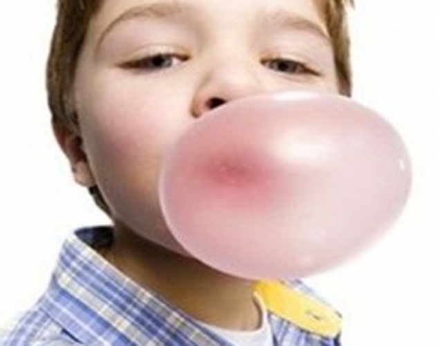 دراسة: العلكة تحسن صحة أسنان الأطفال