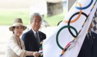 العلم الأولمبي يصل طوكيو بعد غياب أكثر من 50 سنة