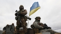 صحيفة أمريكية: واشنطن زودت أوكرانيا بأسلحة ومعدات مخصصة لحرب الشوارع