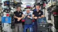 رواد فضاء روس من المدار يهنئون الروس بمناسبة عيد رواد الفضاء