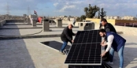 تركيب ألواح طاقة شمسية لمركز إيواء لعائلات متضررة من الزلزال في حلب
