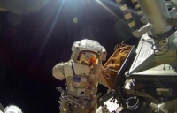 رائدا فضاء روسيان يُنجزان مهمة دمج مبرد حراري خلال عملية سير في الفضاء