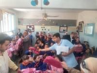 مغترب سوري يطلق مبادرة لتوزيع القرطاسية في عدد من المدارس السورية