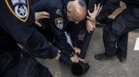 شرطة الإحتلال تقمع بالعنف عدداً من المتظاهرين المطالبين بإسقاط نتنياهو في تل أبيب