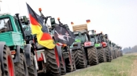 مزارعون إسبان وبولنديون يقطعون الطرقات بالجرارات احتجاجا على سياسات الاتحاد الأوروبي