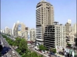 مصرية تُلقي بنفسها أمام سيارتها بعد سرقتها لإنقاذ ابنتيها من داخلها