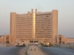 جنود أميركيون يتفقدون جامعة في مدينة «الرمثا» الأردنية