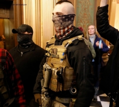 عشرات المسلحين يقتحمون برلمان ولاية ميشيغن الامريكية  و يطالبون بإلغاء حظر التجول