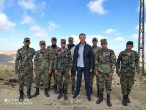 الرئيس الأسد وعائلته مع جنود الجيش السوري