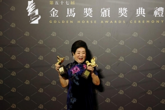  ممثلة تايوانية تخطف الأضواء في جوائز 