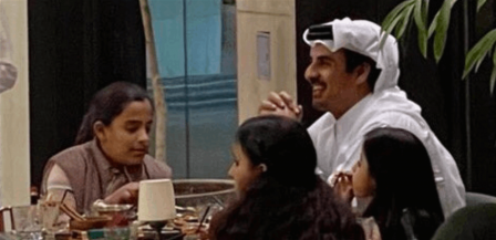 أمير قطر مع يجلس مع بناته في أحد مطاعم الدوحة