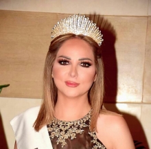 تتويج المذيعة السورية خنساء الحكمية ملكة جمال آسيا للسيدات للعام 2021 