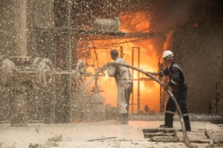 من عمليات فوج الإطفاء لإخماد حريق نشب في مصفاة حمص 