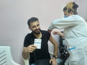 حملة التطعيم الوطنية ضد فيروس كورونا مستمرة عبر المراكز الصحية والفرق الجوالة في المحافظات