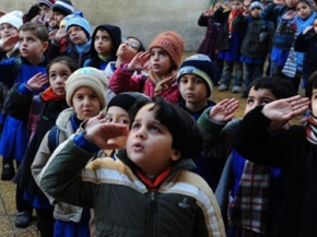 طلاب سورية يمضون بعزيمة وإصرار إلى مدارسهم    