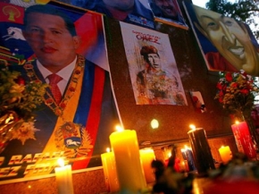 الآلاف يشاركون في مسيرة تحمل جثمان الراحل  رئيس فنزويلا هوغو تشافيز قبل تحنيطه ووضعه في المتحف 