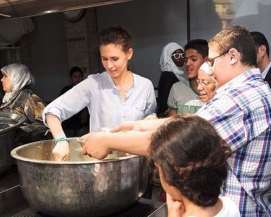 مشاركة السيدة أسماء الأسد بإعداد طعام الإفطار مع مجمّع لحن الحياة للأيتام.