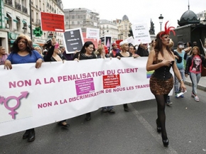     مومسات يتظاهرن  في فرنسا  ضد قانون يجرم زبائن الدعارة    