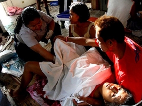 امراة تضع مولودها فوق حطام إعصار الفيلبين‎