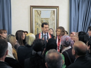 الرئيس الأسد يستقبل والسيدة أسماء معلمين تعرضوا لتهديدات إرهابية