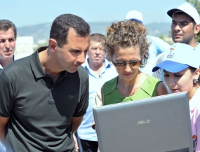 السيد الرئيس بشار الأسد والسيدة عقيلته يزوران مخيمي العمل التطوعي الخدمي والبيئي بالقرداحة