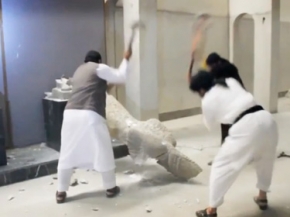 تنظيم  داعش الإرهابي يدمر آثار متحف الموصل التاريخية