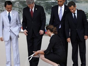 10 صور لسياسيين في مواقف محرجة حولتهم إلى مصدر للسخرية 