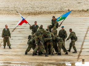 عرض أفراد قوات المظليين في منتدى الجيش - 2015