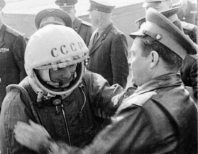 رائد الفضاء الروسي يوري غاغارين قبيل انطلاق مركبته إلى الفضاء