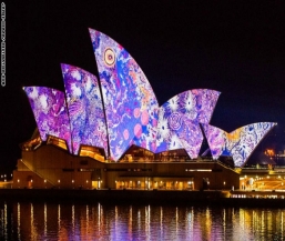 مدينة سيدني الأسترالية بأضواء ملونة وصاخبة بمناسبة 