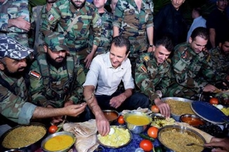 الرئيس الأسد خلال تناوله الإفطار مع أبطال الجيش العربي السوري والقوات المسلحة في مطار مرج السلطان