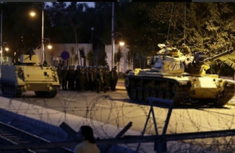 انقلاب عسكري في تركيا.. انتشار للدبابات والمروحيات العسكرية في أنقرة 